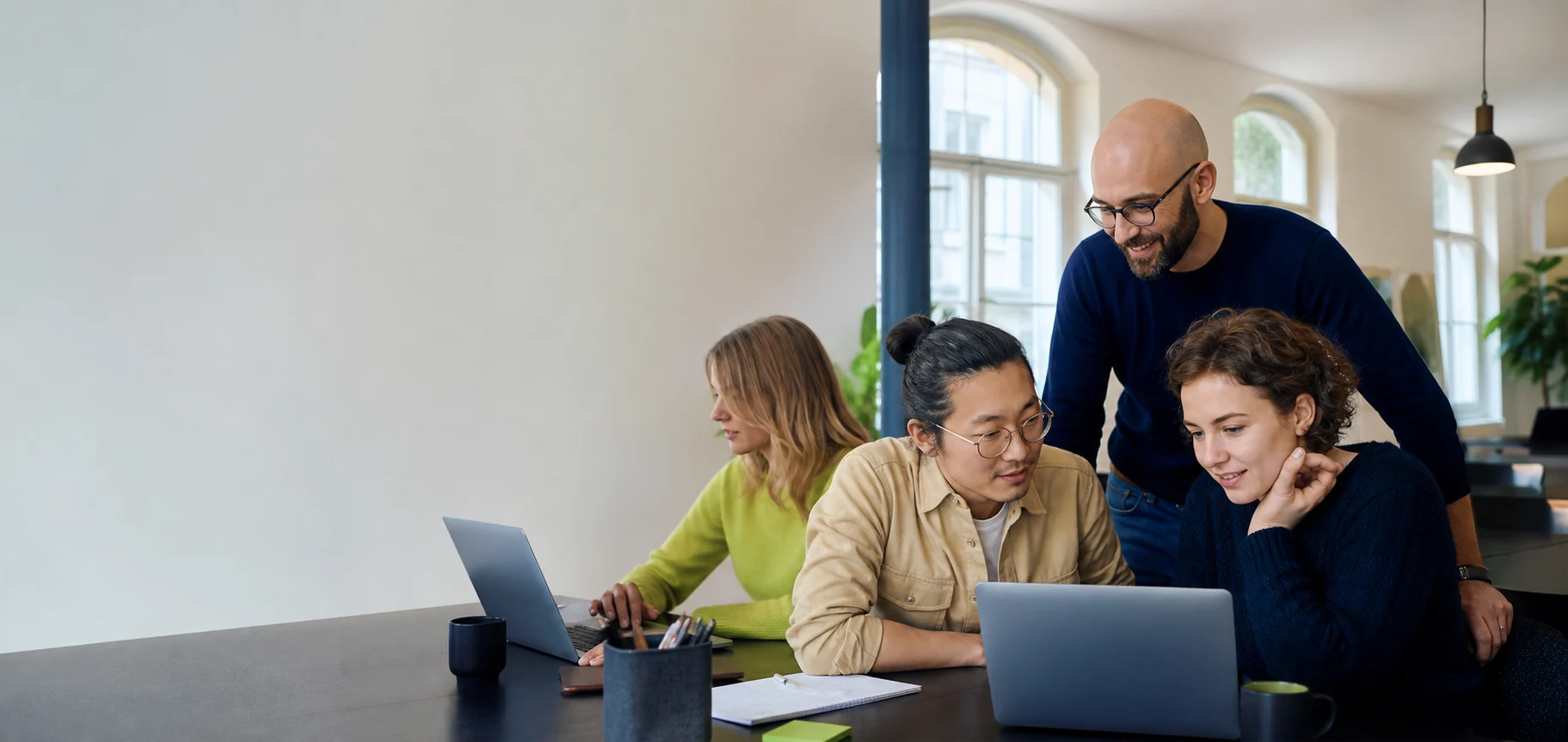 Erwachsene Programmieranfänger lernen gemeinsam in einem modernen Coding-Kurs